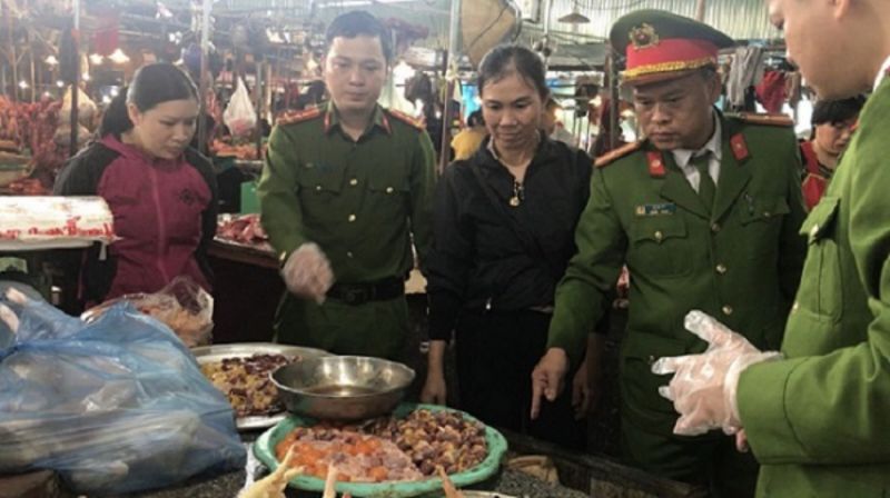 Lực lượng chức năng kiểm tra tại chợ