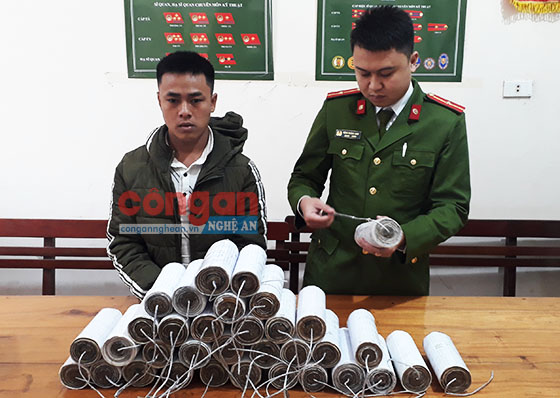 Đối tượng Lê Đức An cùng số pháo tự chế tại cơ quan Công an