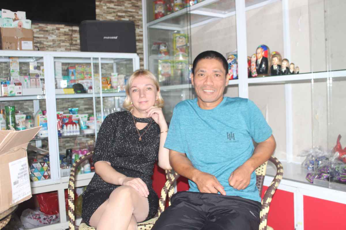 Hai vợ chồng anh Hải và chị Julia