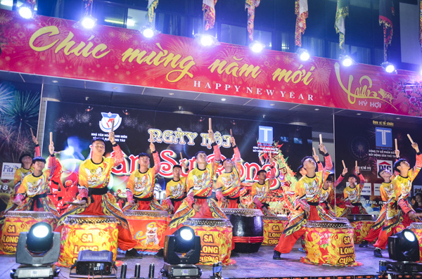Đoàn lân-sư-rồng Sa Long Cương (Nhà Văn hóa Thanh niên tỉnh) biểu diễn tiết mục Trống hội tại Ngày hội.