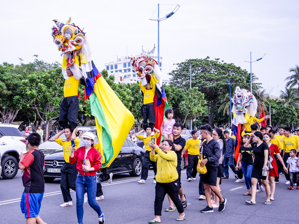 Các đoàn tham dự Ngày hội diễu hành trên đường phố Vũng Tàu. Ảnh: BẢO KHÁNH