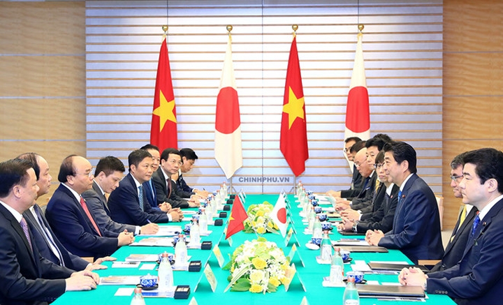 Chuyến thăm Nhật Bản của Thủ tướng Nguyễn Xuân Phúc vào tháng 10/2018 là dịp để hai bên nhìn lại quan hệ hợp tác trên tất cả các lĩnh vực và đạt được rất nhiều kết quả thực chất. Chuyến thăm diễn ra trong bối cảnh Thủ tướng Shinzo Abe vừa tái đắc cử Chủ tịch Đảng Dân chủ Tự do, tiếp tục làm Thủ tướng và tiến hành cải tổ Nội các. Trong ảnh: Thủ tướng Nguyễn Xuân Phúc hội đàm với Thủ tướng Nhật Bản Shinzo Abe. (Ảnh: VGP)