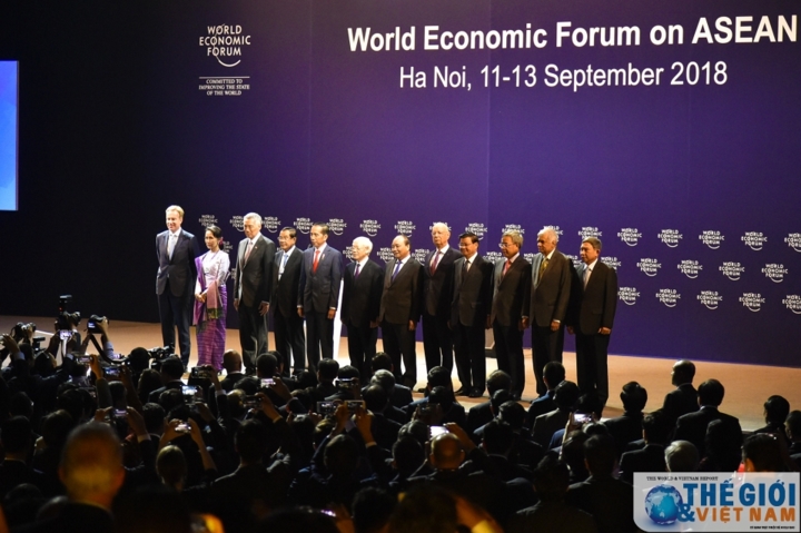 Sự kiện Việt Nam đăng cai tổ chức Hội nghị Diễn đàn Kinh tế Thế giới về ASEAN (WEF-ASEAN) 2018 tại Hà Nội từ 11-13/9/2018 được coi là hoạt động tạo được dấu ấn rõ nét của Việt Nam trong lòng bạn bè quốc tế trong năm 2018. Đó là sự năng động, cởi mở, hiếu khách, năng lực kết nối, điều phối và tổ chức những sự kiện tầm cỡ quốc tế. Trong ảnh: Các đại biểu chụp ảnh lưu niệm (Ảnh: baoquocte.vn)