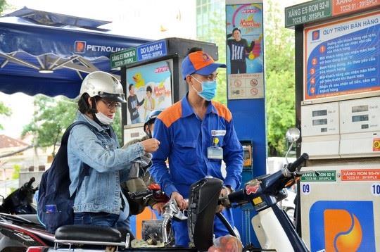 Giá xăng dầu tiếp tục giảm. Ảnh: Báo Người Lao động