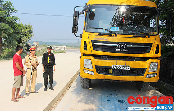 Tổ công tác đặc biệt Công an tỉnh kiểm tra, phát hiện xe ôtô BKS 37C-217.77 chở quá trọng tải và lắp thành, thùng xe trái quy định