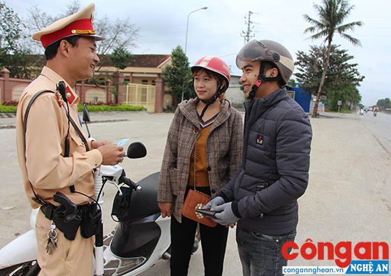 Thông qua công tác tuần tra, kiểm soát giao thông, lực lượng CSGT Công an tỉnh tập trung đẩy mạnh tuyên truyền, phổ biến về Luật Giao thông đường bộ cho người tham gia giao thông