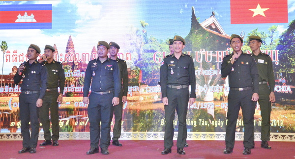 Tiết mục tốp ca “Như có Bác trong ngày vui đại thắng” do các SV Vương quốc Campuchia đang học tập tại Trường trung cấp Biên phòng 2 biểu diễn.
