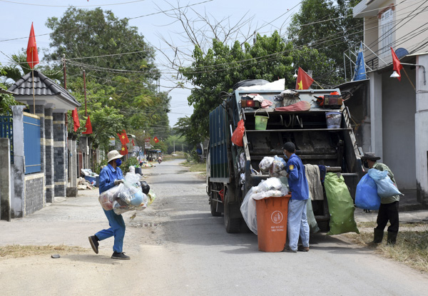 Thu gom rác trên địa bàn phường Phú Mỹ (TX.Phú Mỹ).   