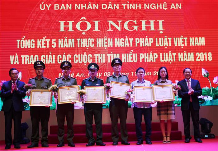 Tổ chức thành công Cuộc thi “Tìm hiểu Luật Xử lý vi phạm hành chính và các văn bản  hướng dẫn thi hành” - một trong những nhiệm vụ trọng tâm của công tác phổ biến,  giáo dục pháp luật năm 2018
