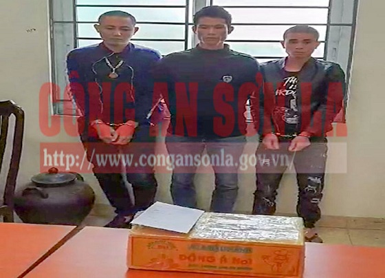 Đối tượng Dương Văn Tuấn (ngoài cùng bên trái) cùng hai đối tượng liên quan và tang vật tại cơ quan Công an