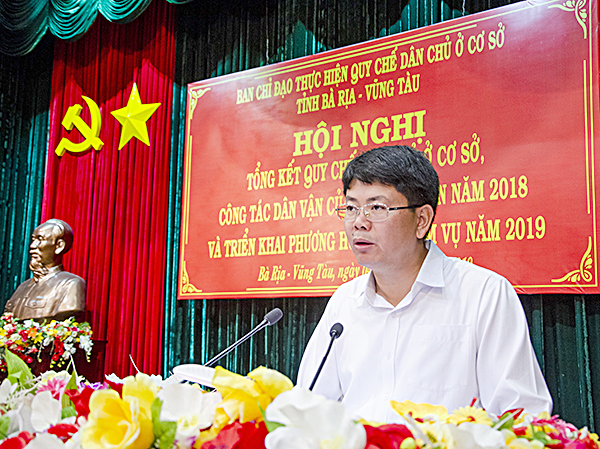 Đồng chí Nguyễn Thanh Tịnh, Phó Chủ tịch UBND tỉnh báo cáo tóm tắt kết quả thực hiện “Năm dân vận chính quyền năm 2018”.