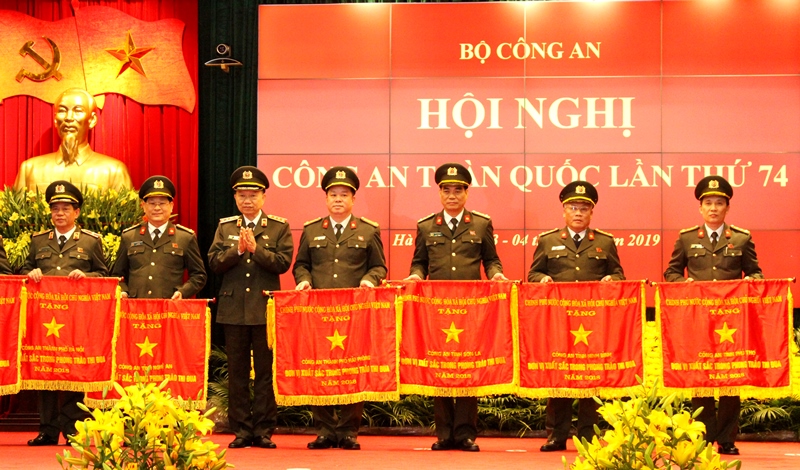 Thừa ủy quyền của Thủ tướng Chính phủ, Bộ trưởng Tô Lâm trao Cờ thi đua của Chính phủ tặng các tập thể có thành tích xuất sắc trong năm 2018