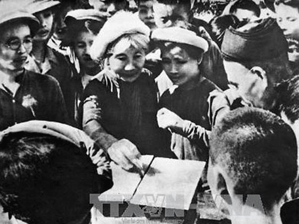 Người dân Hà Nội đi bỏ phiếu bầu cử Quốc hội Khóa I vào ngày 6-1-1946.