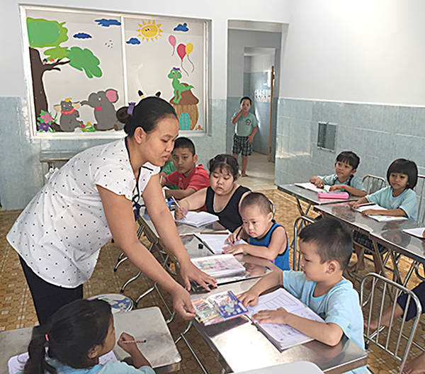 Các cô và trò ở Trường Khuyết tật trí tuệ tư thục Mai Linh (xã Bình Giã, huyện Châu Đức) trong giờ học chữ.
