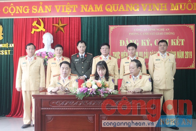 Đại diện các tổ, đội và đoàn thể kí cam kết thực hiện CCHC