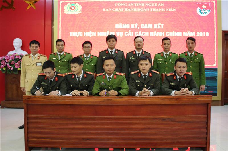 Đại diện các cơ sở Đoàn ký cam kết thực hiện nhiệm vụ CCHC năm 2019