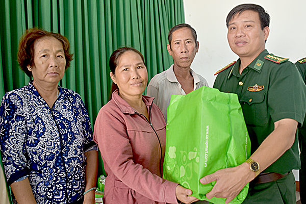 Đại tá Nguyễn Xuân Toàn, Chính ủy Trường Trung cấp Biên phòng 2 trao quà cho các hộ dân có hoàn cảnh khó khăn trên địa bàn phường Phước Nguyên, TP. Bà Rịa.