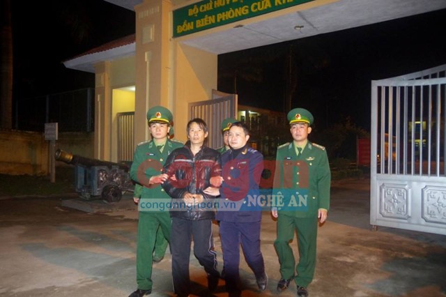Đối tượng Tuấn bị bắt giữ cùng chiếc áo phao chứa ma túy
