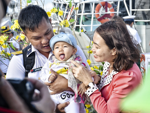 Thiếu tá Nguyễn Tiến Long, Chính trị viên nhà giàn DK1/8 chia tay vợ, con đi thực hiện nhiệm vụ trực Tết Nguyên đán Kỷ Hợi 2019. 