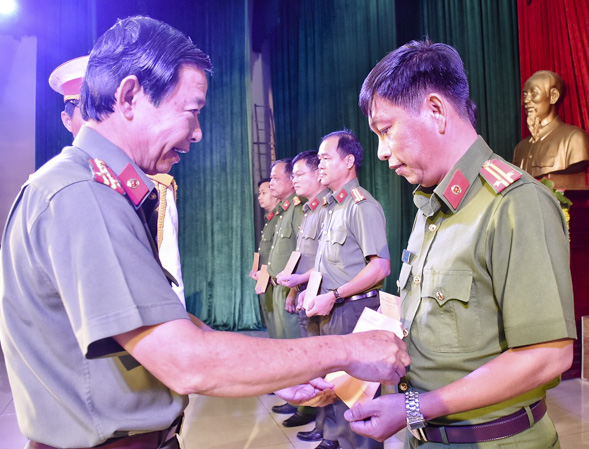 Đại tá Huỳnh Văn Hải, Phó Giám đốc Công an tỉnh trao Quyết định giao chỉ tiêu gọi công dân thực hiện nghĩa vụ tham gia Công an nhân dân năm 2019 cho Công an các địa phương.