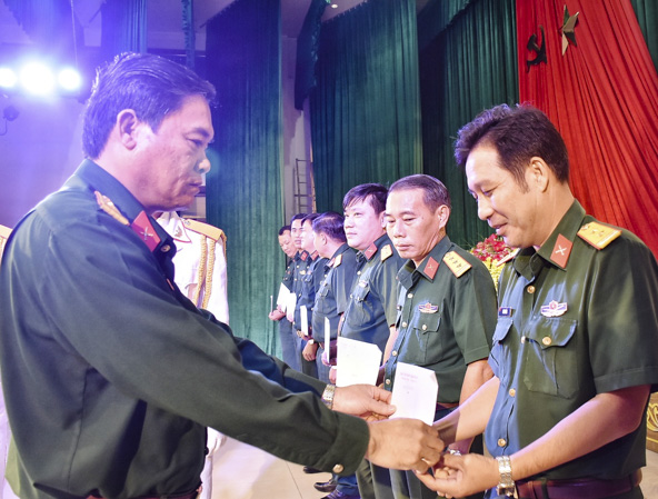 Đại tá Phạm Phú Ý, Ủy viên Ban Thường vụ Tỉnh ủy, Chỉ huy trưởng Bộ CHQS tỉnh trao Quyết định giao chỉ tiêu gọi công dân nhập ngũ năm 2019 cho Ban CHQS các huyện, thị xã và thành phố.