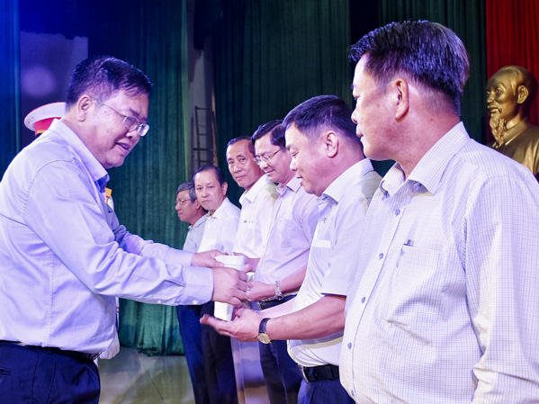 Đồng chí Nguyễn Văn Trình, Chủ tịch UBND tỉnh, Chủ tịch HĐNVQS tỉnh trao Quyết định giao chỉ tiêu tuyển chọn công dân nhập ngũ và thực hiện nghĩa vụ tham gia Công an nhân dân năm 2019 cho các địa phương.