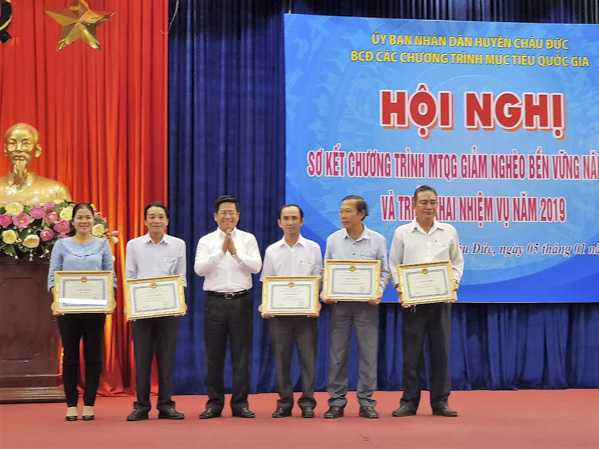 Đồng Chí Bùi Chí Thành, Ủy viên Dự khuyết Trung ương Đảng, Bí thư Huyện ủy, Chủ tịch HĐND huyện trao giấy khen cho các tập thể có thành tích xuất sắc trong công tác giảm nghèo năm 2018.
