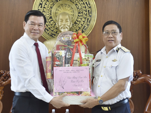 Đồng chí Nguyễn Hồng Lĩnh, Ủy viên Trung ương Đảng, Bí thư Tỉnh ủy, Chủ tịch HĐND tỉnh tặng quà Tết cho Bộ Tư lệnh Vùng 2 Hải quân.