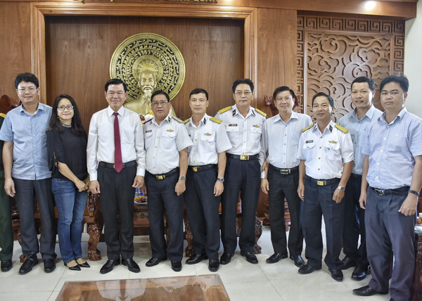 Đoàn lãnh đạo tỉnh và Bộ Tư lệnh Vùng 2 Hải quân chụp hình lưu niệm trong buổi đến thăm.