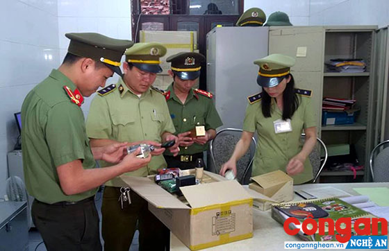 Phòng An ninh Kinh tế phối hợp với Cục Quản lý thị trường bắt giữ lô hàng mỹ phẩm nhập lậu trị giá gần 1 tỉ đồng