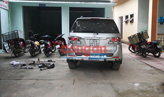 Ngoài xe máy, các đối tượng còn sử dụng xe ô tô để trộm chó