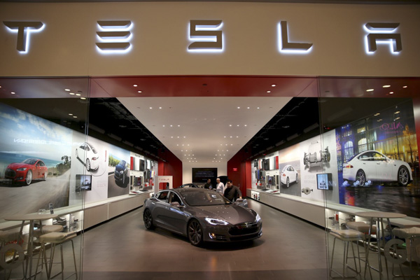 Ôtô của hãng Tesla được giới thiệu tại cửa hàng ở Miami, Florida, Mỹ.