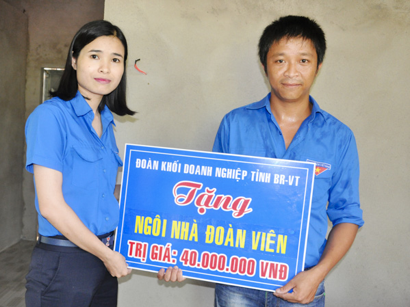 ĐVTN Khối DN đóng góp 40 triệu đồng và hỗ trợ ngày công xây tặng “Ngôi nhà đoàn viên” cho anh Nguyễn Ngọc Hà (tổ 6, ấp Bàu Hàm, xã Tân Lâm, huyện Xuyên Mộc). 