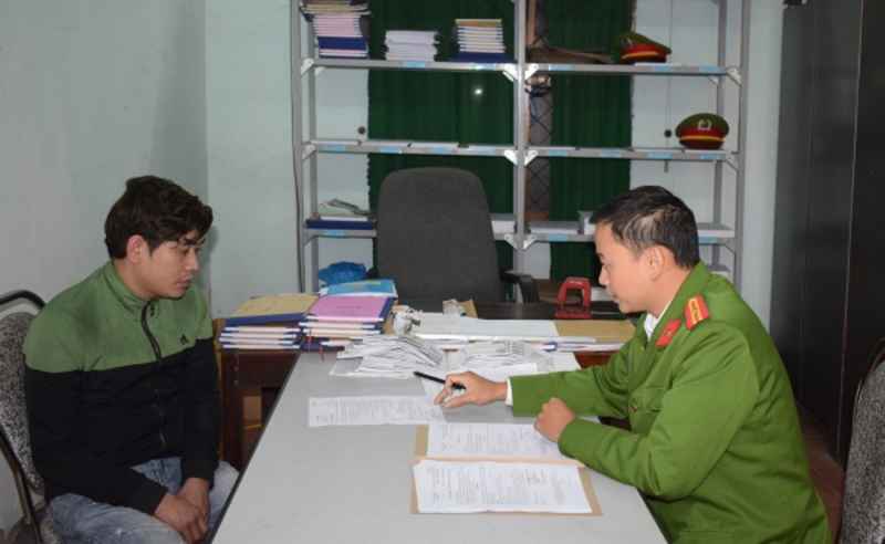 Tuấn tại cơ quan công an 