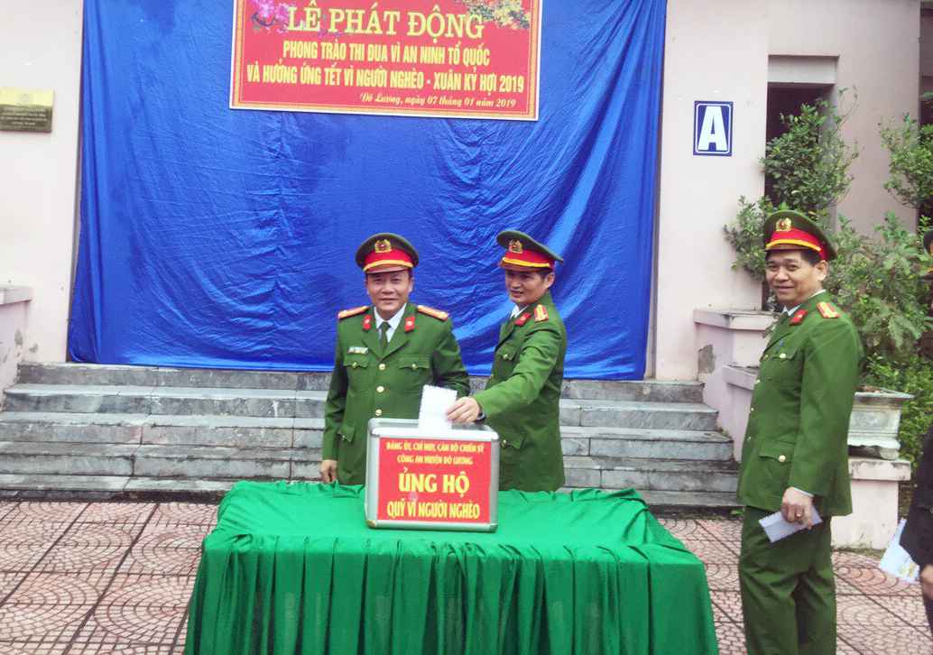 Lãnh đạo, CBCS Công an Đô Lương ủng hộ Tết vì người nghèo