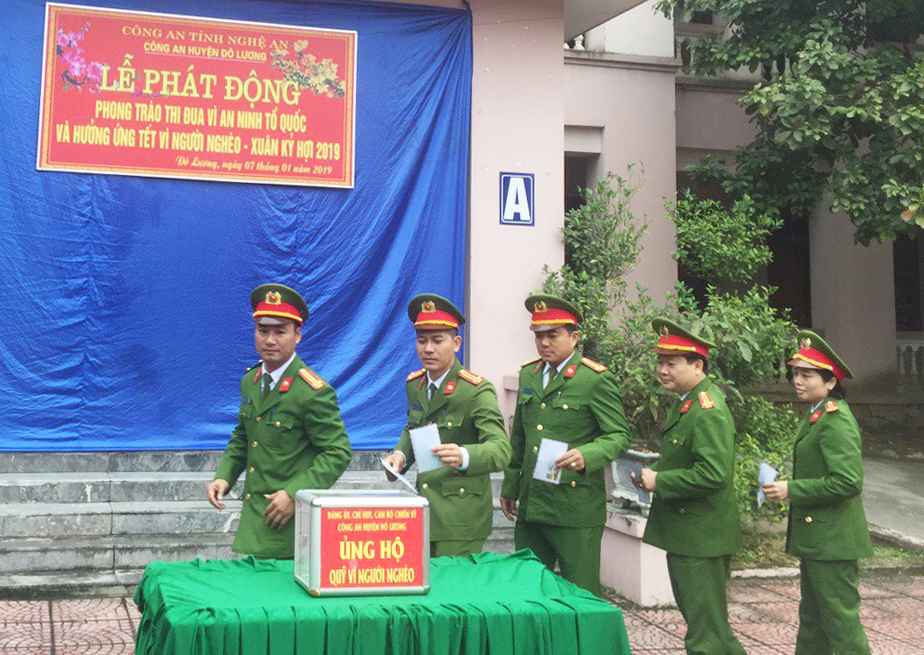 Lãnh đạo, CBCS Công an Đô Lương ủng hộ Tết vì người nghèo