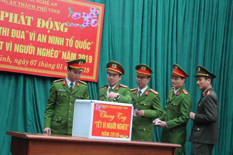 Tại Công an thành phố Vinh, Lãnh đạo Công an thành phố cùng toàn thể CBCS đã quyên góp, ủng hộ ngay tại buổi lễ phát động sáng 07/1/2019. Được biết, số tiền này được trích từ một phần lương của CBCS để đóng góp, nhằm đưa đến một cái Tết ấm no, hạnh phúc đến những người có hoàn cảnh khó khăn. Ảnh: Cao Loan