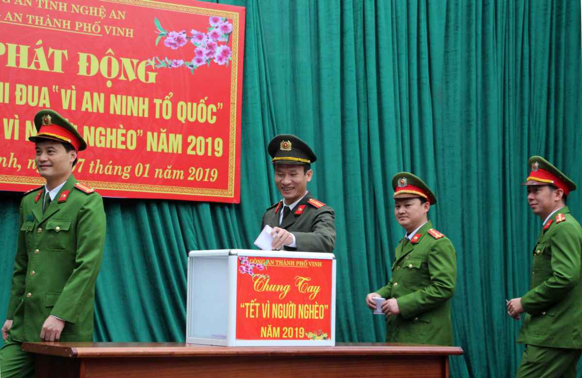 Tại Công an thành phố Vinh, Lãnh đạo Công an thành phố cùng toàn thể CBCS đã quyên góp, ủng hộ ngay tại buổi lễ phát động sáng 07/1/2019. Được biết, số tiền này được trích từ một phần lương của CBCS để đóng góp, nhằm đưa đến một cái Tết ấm no, hạnh phúc đến những người có hoàn cảnh khó khăn. Ảnh: Cao Loan