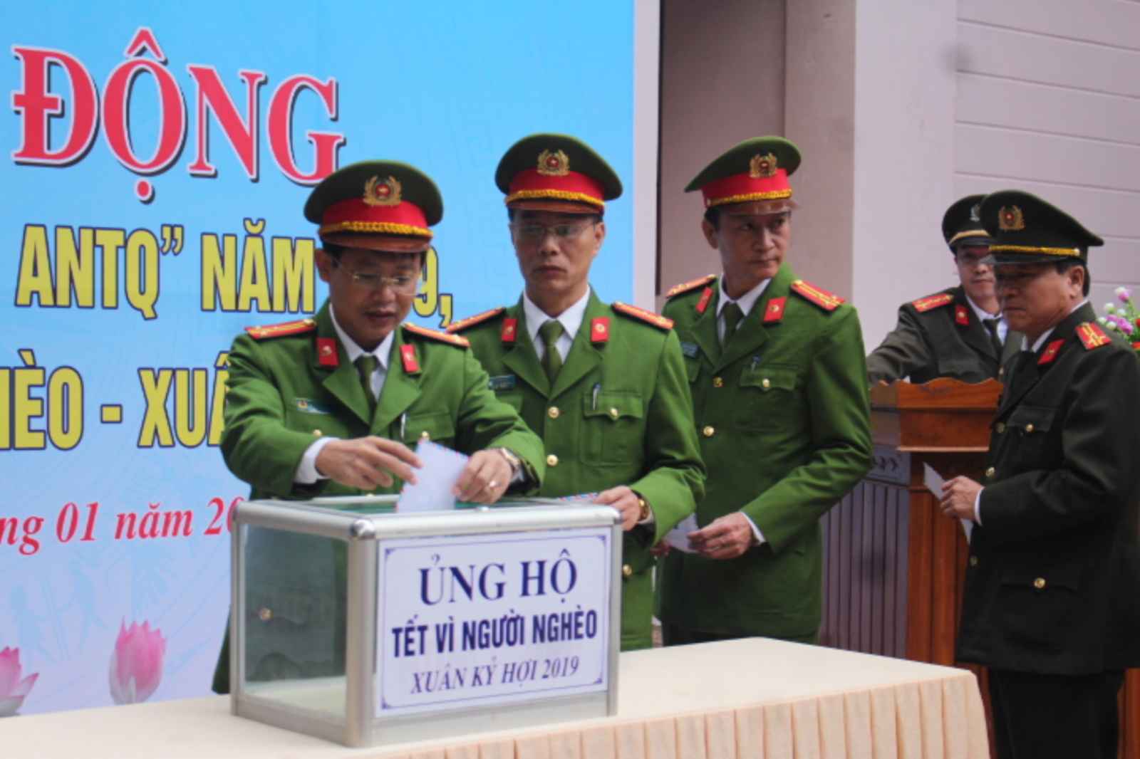 Tại Quỳ Hợp, CBCS Công an huyện đã quyên góp được 40 triệu đồng ngay trong sáng 07/1. Ảnh: Phan Giang