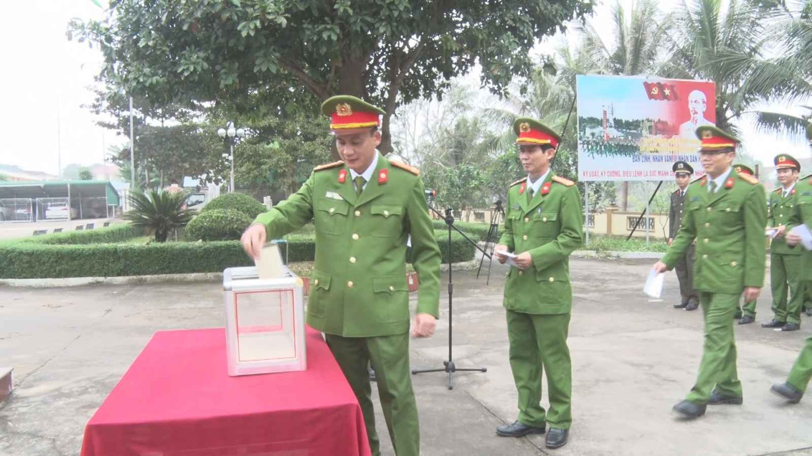 T Tại Tân Kỳ, CBCS Công an huyện đã quyên góp được 20 triệu đồng ngay trong sáng 07/1. Ảnh: Như Lành