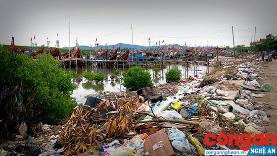 Làng nghề nằm trong nhóm có nguy cơ ô nhiễm môi trường cao hiện nay (Trong ảnh: Rác thải bủa vây làng nghề - cảng cá Lạch Vạn)