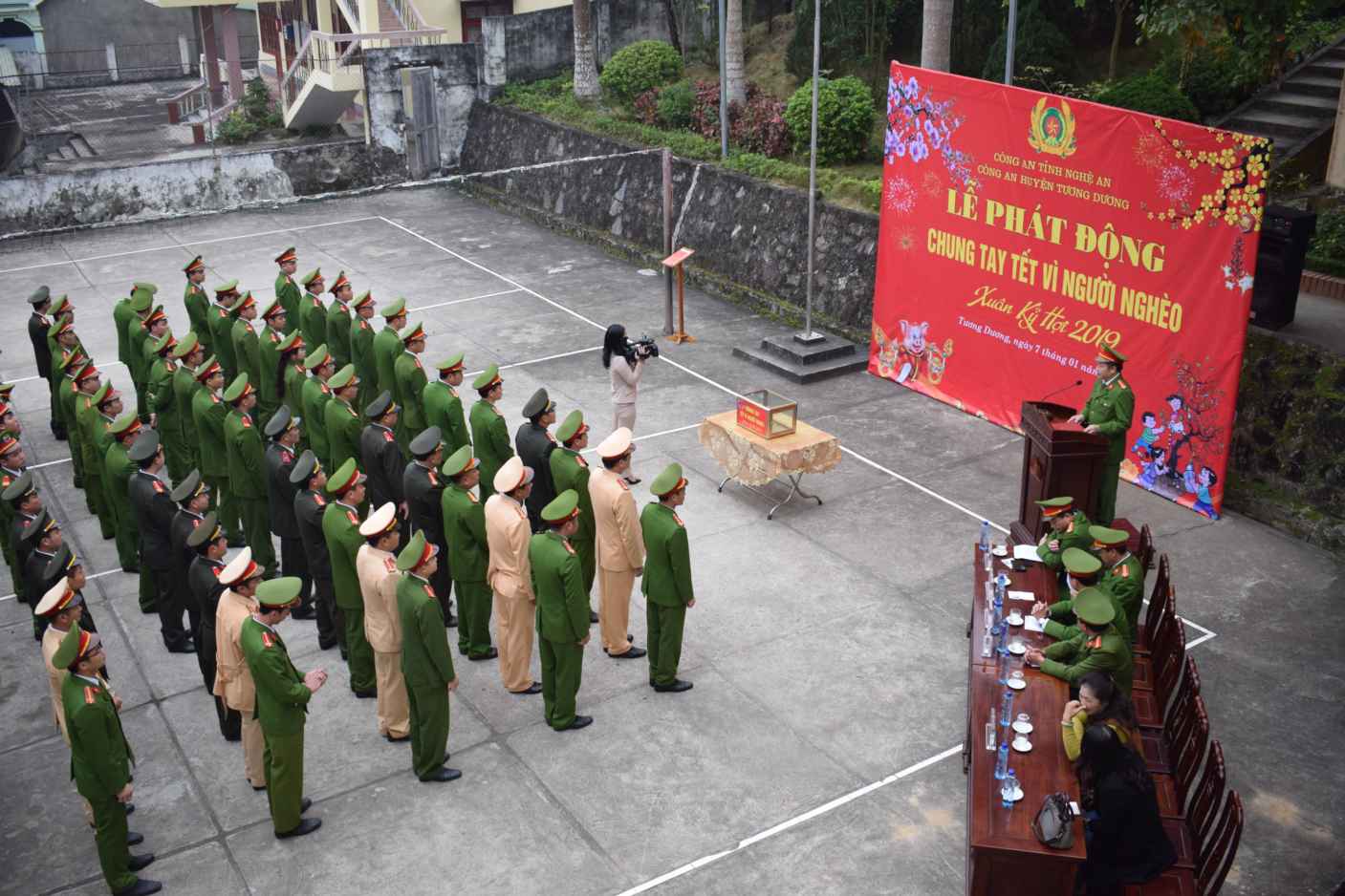 Tại Công an Tương Dương, lãnh đạo đơn vị và toàn thể CBCS đã ủng hộ quỹ người nghèo với số tiền 50.000.000 đồng. Bên cạnh đó, Công an huyện còn lựa chọn và trực tiếp thăm, tặng quà giúp đỡ người nghèo, gia đình chính sách trước thời điểm Tết nguyên Đán Kỷ Hợi năm 2019 gồm tiền và các suất quà có giá trị.
