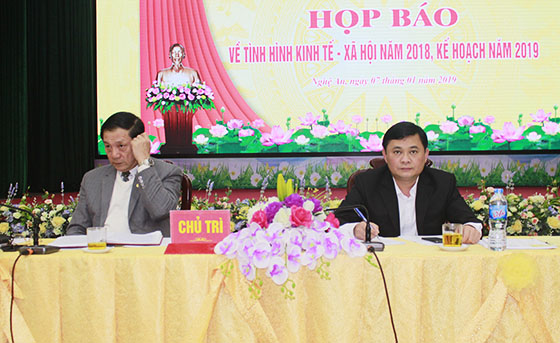 Đồng chí Thái Thanh Quý, Ủy viên dự khuyết BCH TW Đảng, Phó Bí thư Tỉnh ủy, Chủ tịch UBND tỉnh và đồng chí Lê Minh Thông, Ủy viên BTV Tỉnh ủy, Phó Chủ tịch UBND tỉnh đồng chủ trì buổi họp báo