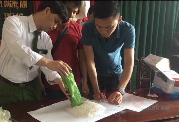 Cán bộ Phòng Cảnh sát ĐTTP về Ma túy phối hợp với các đơn vị chức năng cân trọng lượng ma túy thu giữ trong Chuyên án