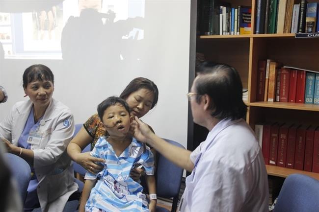 Theo các bác sĩ, sẽ rất khó khăn và thường phải điều trị lâu dài với các di chứng để lại với trường hợp trẻ bị tai nạn chấn thương vùng mặt. 