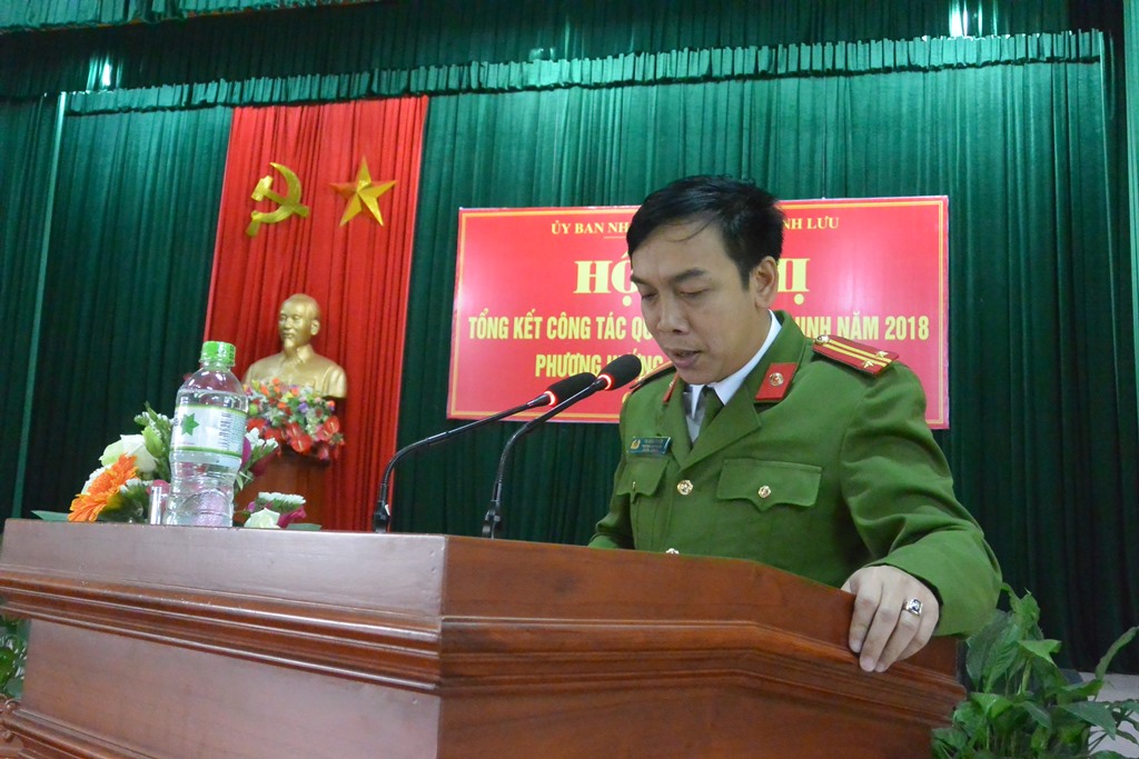 Đồng chí Trung tá Tạ Đình Tuấn - Trưởng Công an huyện báo cáo kết quả công tác thực hiện kế hoạch đảm bảo ANTT dịp Tết