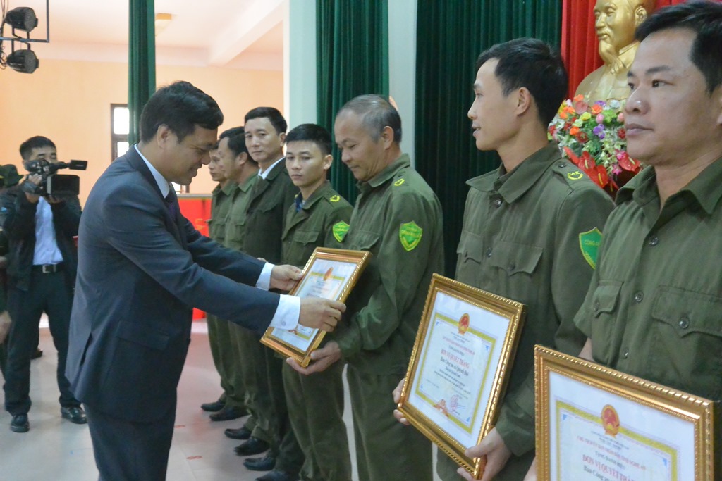 Đ/c Chủ tịch UBND huyện tặng Giấy khen cho các tập thể, cá nhân có thành tích xuất sắc trong phong trào Toàn dân bảo vệ ANTQ