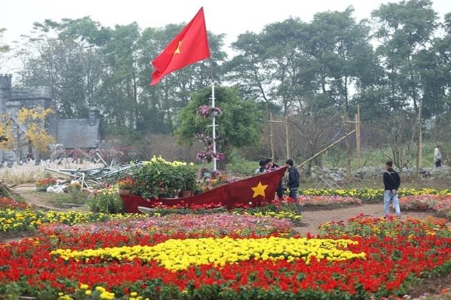 Ngoài ra, còn có những tiểu cảnh hình con thuyền vươn mình ra biển lớn, được trang trí bằng hoa cúc nhiều màu và lá cờ tung bay trong gió.