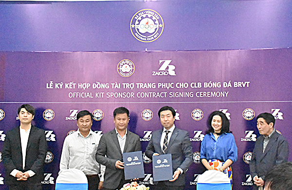 Trao hợp đồng ký kết giữa ông Choi Chang Young, Chủ tịch Tập đoàn Zaicro (thứ 2 từ phải qua) và HLV Đinh Hồng Vinh.