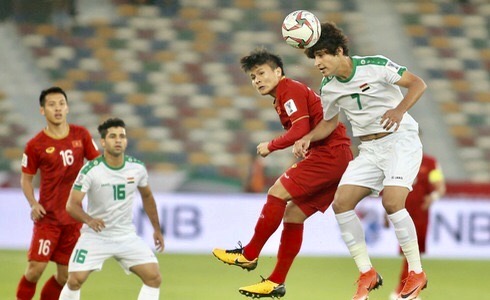 Dù thể hình không tốt nhưng Quang Hải vẫn chơi rất sòng phẳng trước các cầu thủ Iraq.